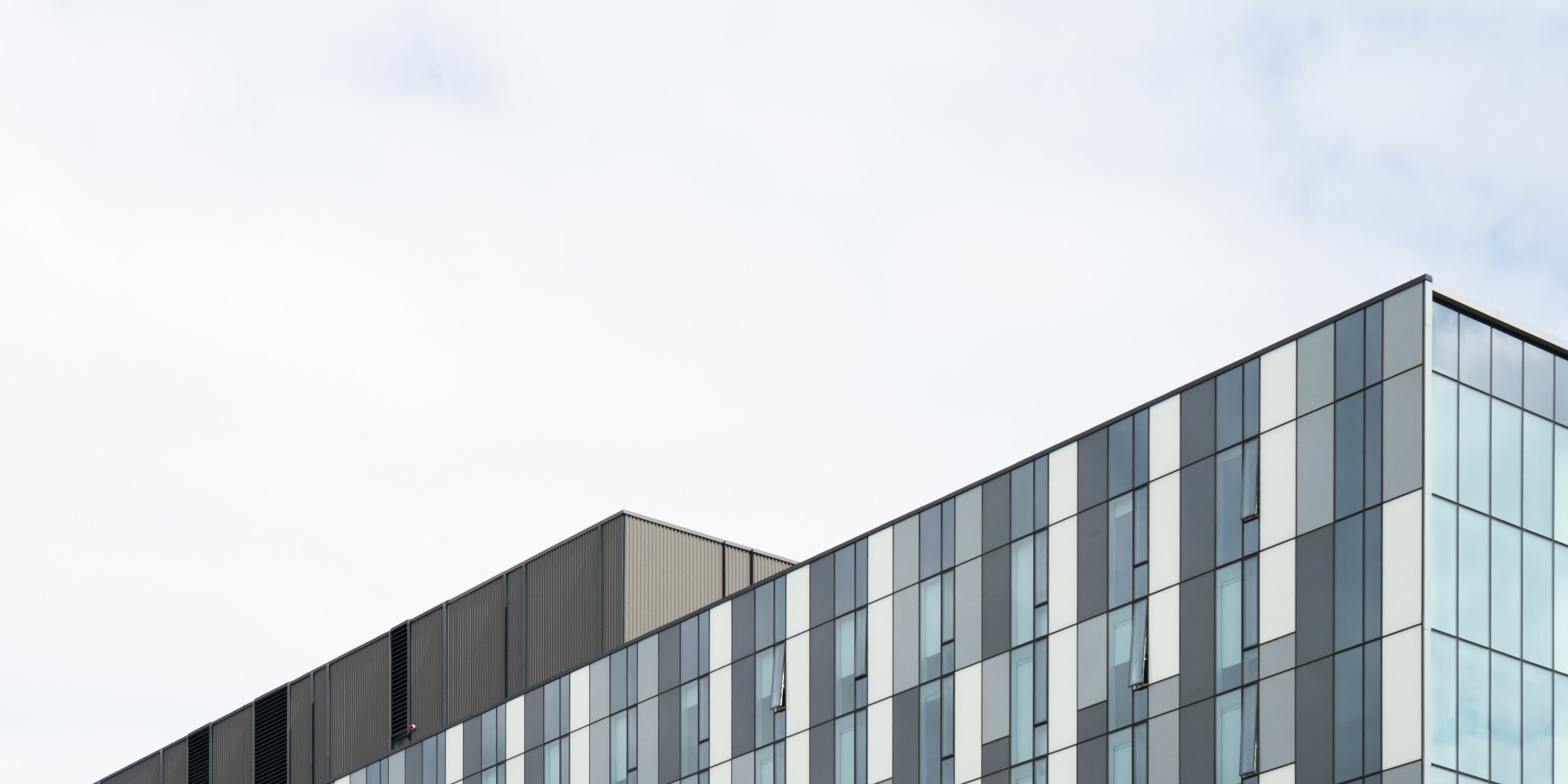 Blick auf den oberen Teil einer Krankenhausfassade